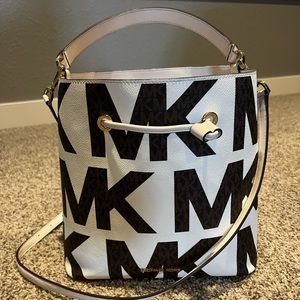 Michael Kors Suri Large logo print bucket bag